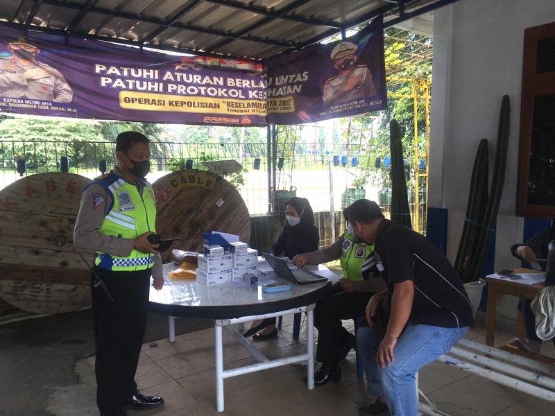 Kanitlantas Bekasi Timur, AKP M. Sahari memantau langsung vaksin booster, Senin (4/4/2022). Foto: BeritaTrans.com.