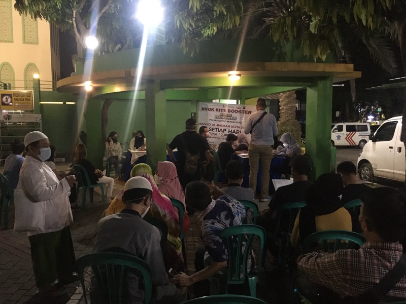 Polres Metro Bekasi Kota menggelar vaksinasi malam hari, Senin (4/4/2022). Foto: BeritaTrans.com.
