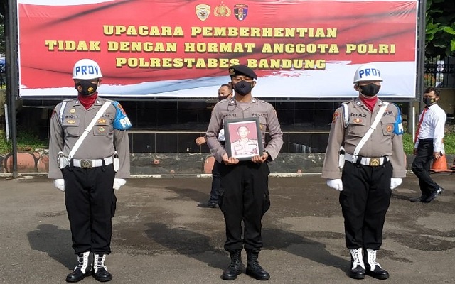 Petugas membawa foto Iptu Mustopa Badri saat upacara PTDH di Mapolrestabes Bandung. (Foto:Dok.Humas Polrestabes Bandung)