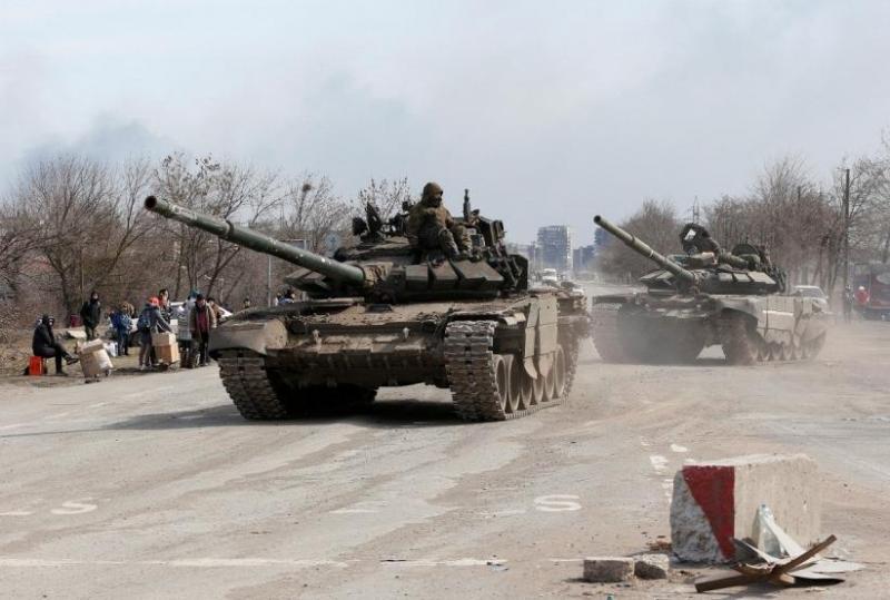 Pasukan pro-Rusia mengendarai tank untuk melawan pasukan neo-Nazi dari Batalion Azov di Kota Mariupol, Ukraina.