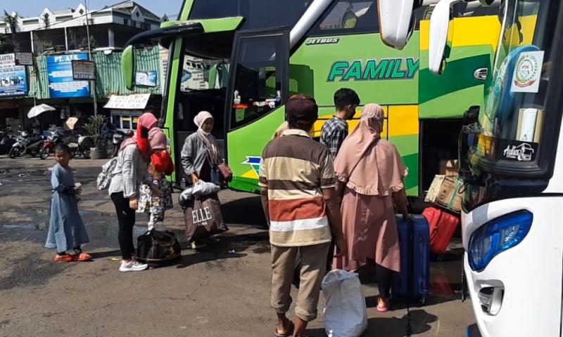 Sejumlah penumpang akan menaiki bus berangkat dari Terminal Bekasi, Jawa Barat, Rabu (6/4/2022).