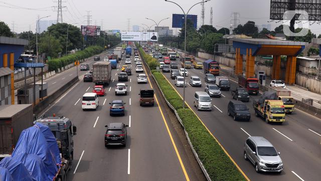 Mobil melintasi jalan Tol Tangerang-Jakarta di Tangerang, Banten.