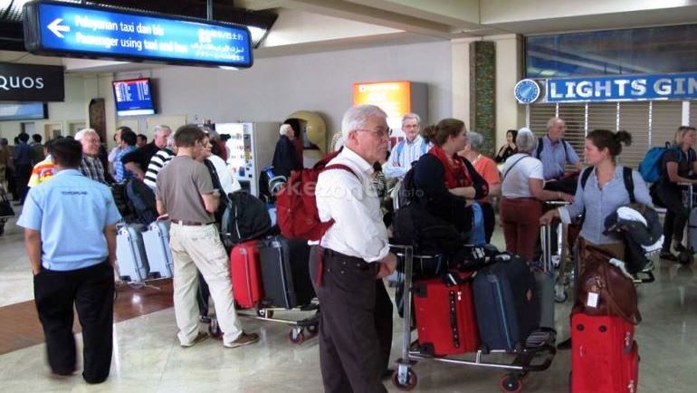 Ilustrasi turis asing  berdatangan di salah satu bandara internasional. (Foto:Dok.Okezone)