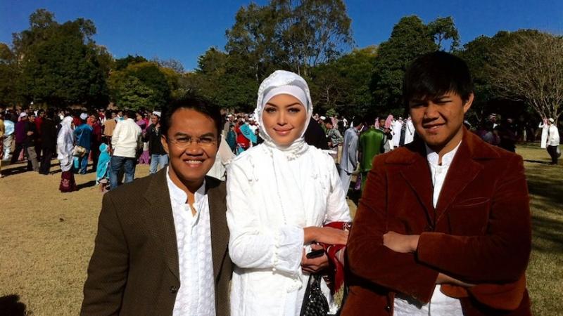 Ian, Ani dan Ilham dari keluarga Lutfian sudah tak sabar lagi dengan rencana berlibur ke Indonesia.(Supplied)