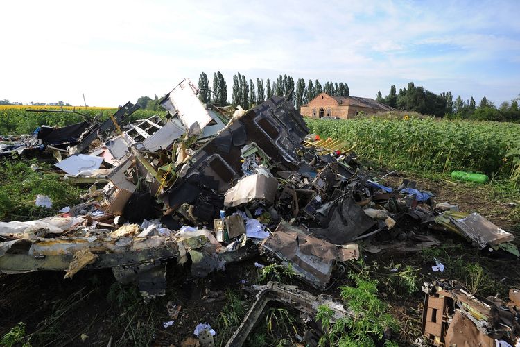 Gambar yang diambil pada 19 Juli 2014 memperlihatkan puing Malaysia Airlines MH17, dua hari setelah pesawat itu jatuh di Rassipnoe, kawasan yang dikuasai pemberontak di timur Ukraina. Sebanyak 298 tewas dalam insiden ketika pesawat hendak terbang dari Amsterdam ke Kuala Lumpur. Foto: kompas.com.