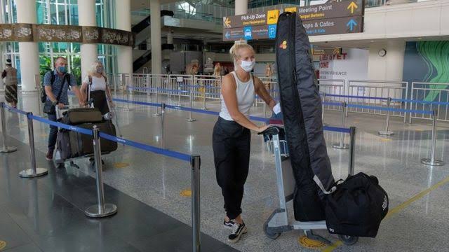 Wisatawan mancanegara tiba di Bandara Internasional I Gusti Ngurah Rai, Badung, Bali. Foto: bbcindonesia.com.