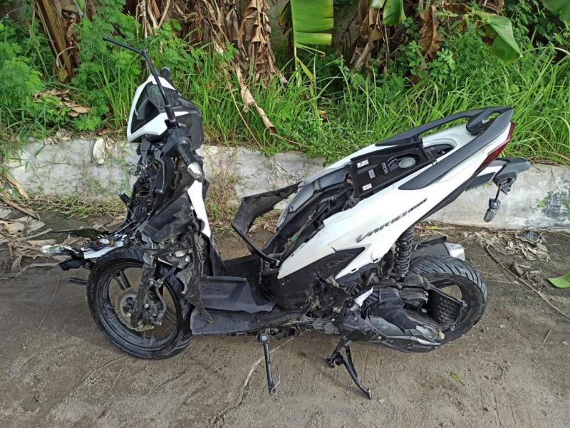 Kondisi sepeda motor yang dikendarai korban rusak akibat bertabrakan dengan Honda Brio. (AJNN.Net)