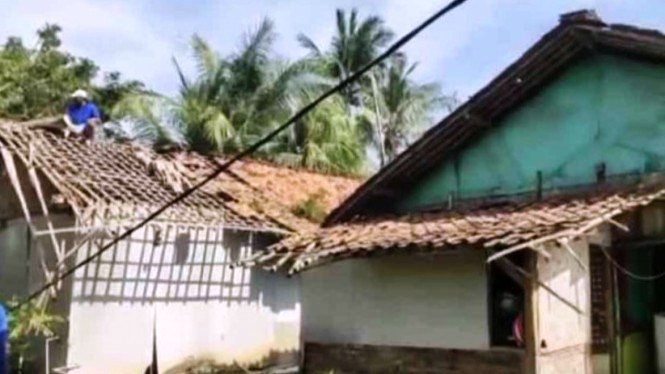 Warga memperbaiki  atap rumahnya yang rusak dihantam puting beliung di Kecamatan Cikarang Selatan, Kabupaten Bekasi. (Foto:tvonenews.com)