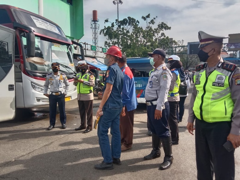 Ramp check yang di gelar BPTJ bersama Dishub Kota Bekasi, Satlantas Polrestro Bekasi ke bus Primajsa di Terminal Bekasi, Kamis (7/4/2022). Foto: istimewa.