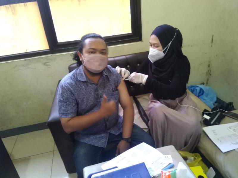 Warga melakukan vaksinasi booster di Pospol Pengasinan, Rawalumbu, Kota Bekasi, Kamis (7/4/2022).