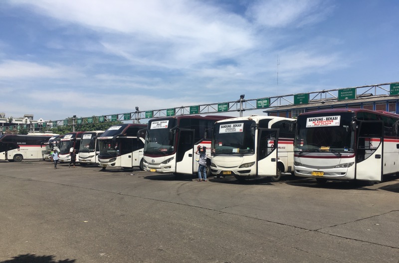 Bus Primajasa di area keberangkatan Terminal Bekasi, Kamis (7/4/2022). Foto: BeritaTrans.com.