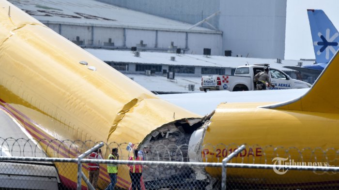 Sebuah pesawat kargo DHL terlihat setelah mendarat darurat di bandara internasional Juan Santa Maria karena masalah mekanis, di Alajuela, Kosta Rika, Kamis, 7 April 2022.  Dua awak pesawat lolos tanpa cedera. (Foto:Dok.Tribunnews.com) 