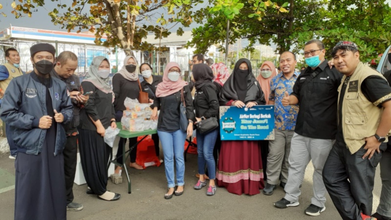 Pembagian takjil di area Masjid Tangerang