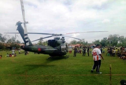 Helikopter BELL 412 mendarat darurat di Lapangan Bola, Desa Kedungdawa, Kecamatan Gabus Wetan, Kabupaten Indramayu, Jawa Barat, Jumat (9/4/2022) pukul 11.45 WIB. (Foto:Ist.)