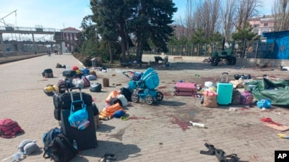 Barang-barang masih tampak berserakan di stasiun Kramatorsk, Ukraina timur pasca serangan rudal yang menewaskan sedikitnya 50 orang hari Jumat (8/4).
