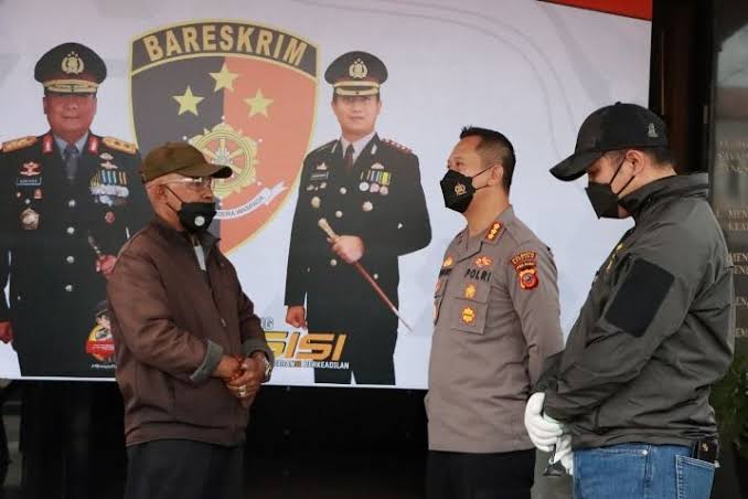 Preman berinisial E yang mengadang dan mengancam sopir bus Trans Metro Pasundan (TMP) koridor 3 Baleendah-BEC, ditangkap polisi. Akibat perbuatannya pelaku E terancam penjara 1 tahun. Foto: istimewa.