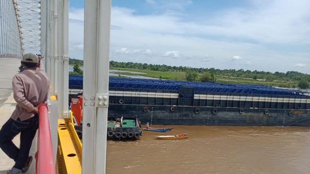 Foto: Kapal ponton bawa 1.600 ton konpeyor tabrak jembatan Martadipura, Kukar (Dok. Istimewa)