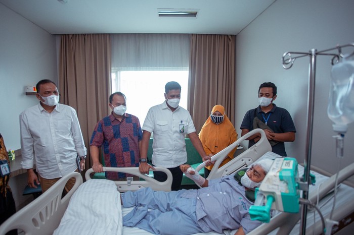 Direktur Utama BPJS Ketenagakerjaan (BPJAMSOSTEK),  Anggoro Eko Cahyo, Jumat (8/4/2022) meninjau Zaenal di RS Murni Teguh Medan dan menyatakan akan menanggung biaya pengobatan.  (Foto:Dok.detik.com) 