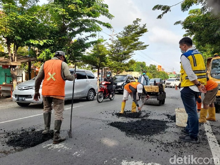 Ilustrasi perbaikan ruas jalan rusak di Provinsi Jawa Tengah. (Foto:Dok.detik.com) 