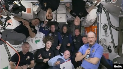 (Baris tengah dari kiri) Astronaut Axiom Mission 1 Mark Pathy, Eytan Stibbe, Larry Connar, dan Michael Lopez-Alegria bersama kru misi Expedition 67. (Foto: : NASA)