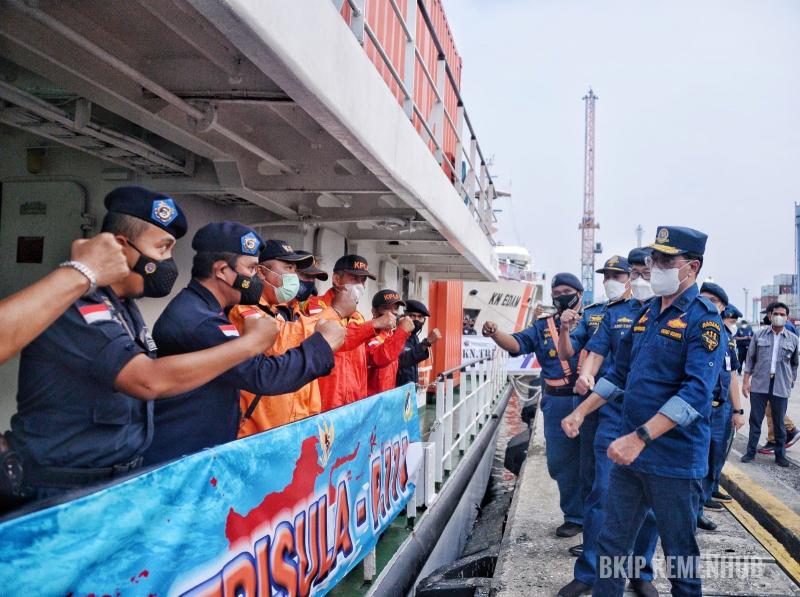 Menhub Budi Karya Sumadi sapa petugas kapal di Pelabuhan Tanjung Priok