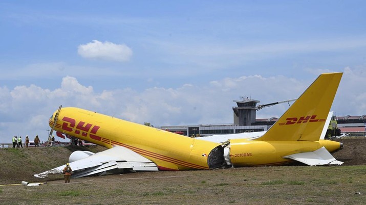 Pesawat kargo Boeing 757 200 DHL mendarat darurat sebelum tergelincir dari landasan. (Foto:Dok.CNBC Indonesia)