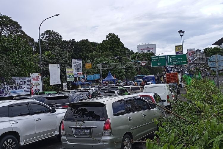 Arus lalu lintas kendaraan di Jalur Puncak Bogor, Jawa Barat, kembali padat pada hari kedua libur panjang atau Ahad (27/2/2022) siang.(Is)