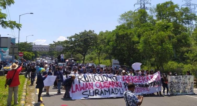 Ratusan mahasiswa di Kabupaten, Bangkalan, Madura, Jawa Timur, melakukan aksi unjuk rasa dan memblokade akses Jalan Tol Surabaya sisi Madura, selama 10 menit, Senin (11/4/2022). Foto: regamedianews.com.