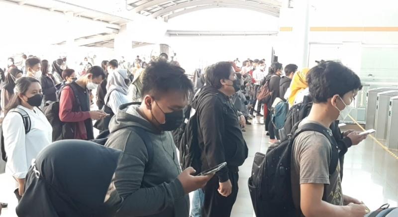 Barisan antrean penumpang KRL di Stasiun Bekasi, Senin (11/4/2022).