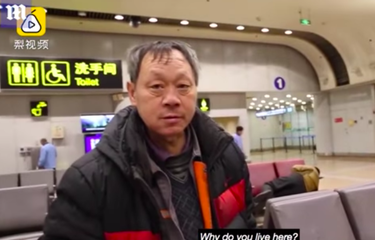 Wei Jianguo (50), warga Wangjing, distrik Chaoyang,Beijing tinggal selama 14 tahun di Bandara Internasional Ibu Kota Beijing, China.