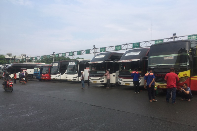 Bus antarkota di area keberangkatan Terminal Bekasi, Senin (11/4/2022) pagi. Foto: BeritaTrans.com.