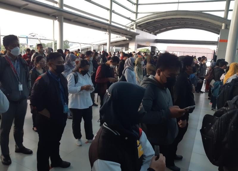 Antrean penumpang KRL di Stasiun Bekasi, Senin (11/4/2022) pagi.