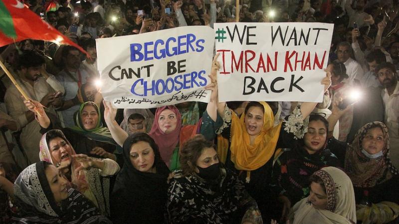 Pendukung Perdana Menteri terguling Imran Khan mengambil bagian dalam rapat umum di Peshawar pada hari Minggu.(AP: Muhammad Sajjad)