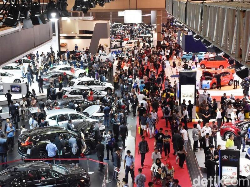 Pengunjung ajang Indonesia International Motor Show (IIMS) 2022 di JIExpo-Kemayoran. (Foto:Dok.detik.com) 