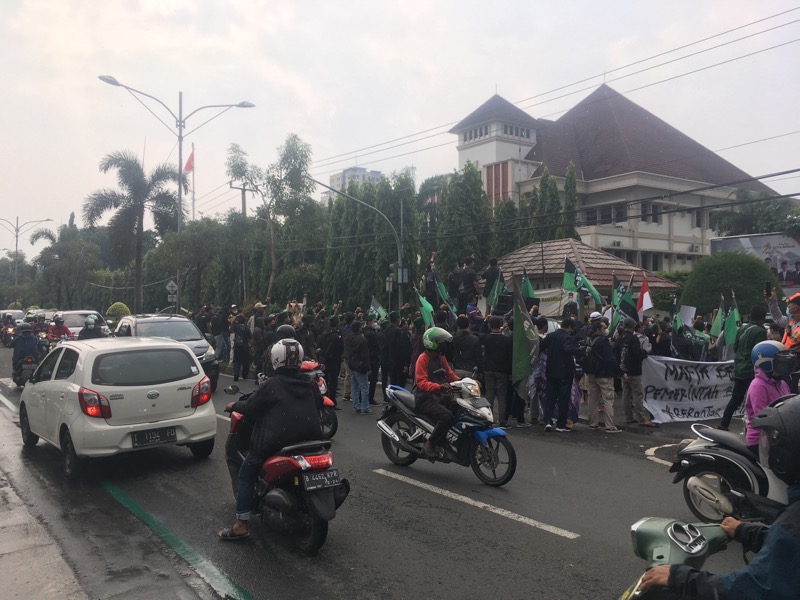 Jalan Chairil Anwar sempat tersendat akibat aksi demo Mahasiswa, Senin (11/4/2022). Foto: BeritaTrans.com.