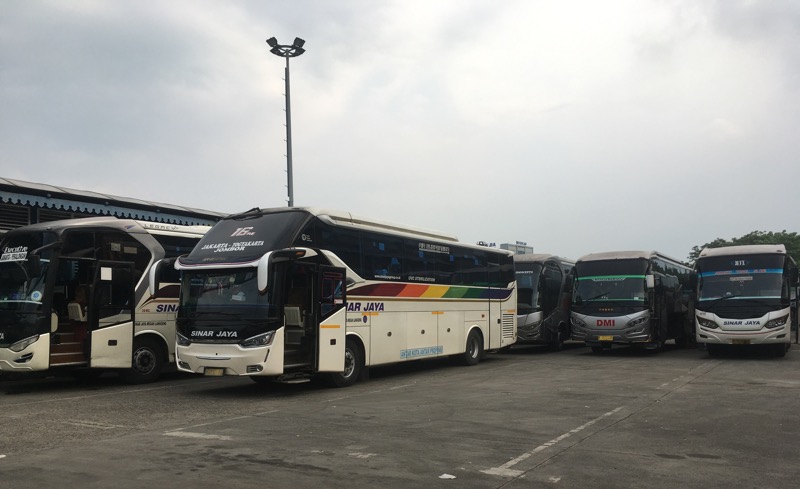 Bus Sinar Jaya di Terminal Bekasi, Selasa (12/4/2022) sore. Foto: BeritaTrans.com.