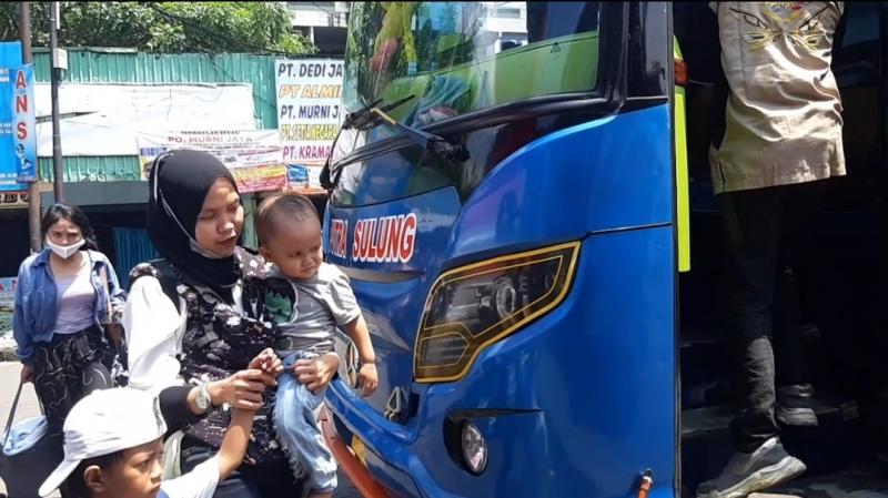 Penumpang akan menaiki bus di Terminal Bekasi, Jawa Barat, Rabu (13/3/2022).