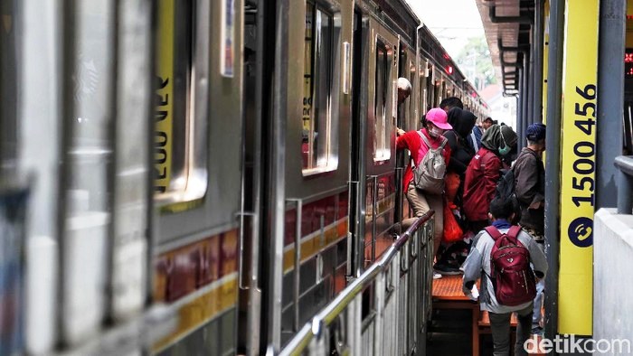 Penumpang KRL Tangerang-Duri tampak turun di salah satu stasiun. (Foto:Dok.detik.com)