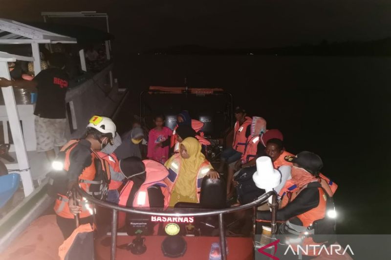 Basarnas berhasil mengevakuasi seluruh penumpang kapal berjumlah 29 orang yang alami musibah mati mesin di laut. (Foto:ANTARA) 