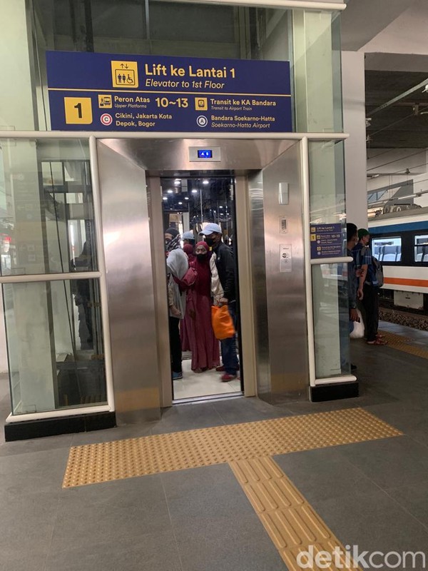 Lift di Stasiun Manggarai, Jaksel, 13 April 2022. (Mulia Budi/detikcom)  