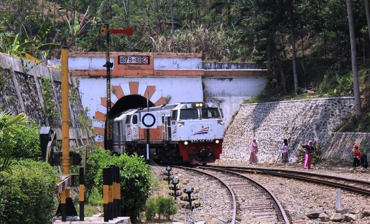 Terowongan kereta api Lampegan di Cianjur.  (Foto: Dok.Nineimage) 