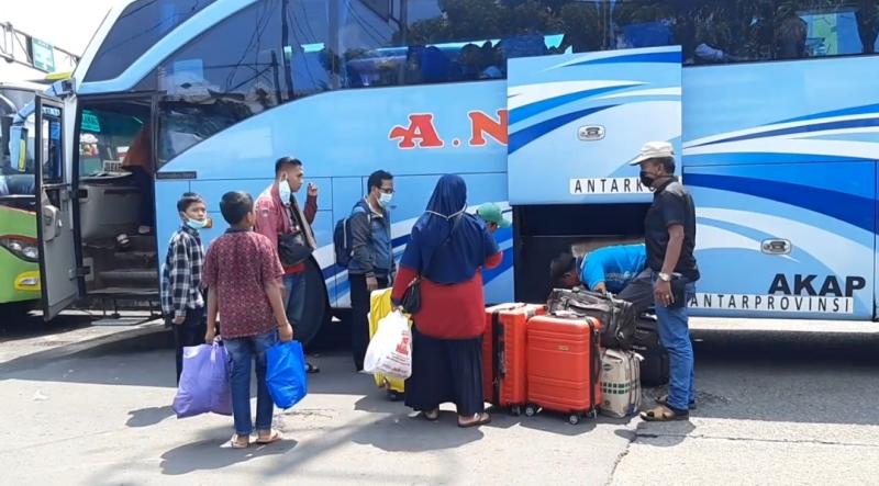 Penumpang dari Terminal Bekasi naik ke bus tujuan Padang, Kamis (14/4/2022).