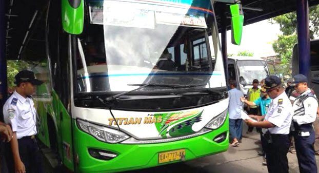 Ilustrasi petugas Dishub melakukan ramp check bus pengangkut mudik Lebaran 2022 guna  memastikan laik jalan kendaraan. (Foto:Dok.Surya)