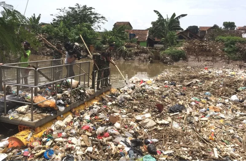 Limbah menumpuk di sebuah sungai di Bandung.