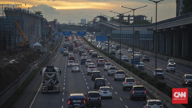 Aturan ganjil genap diberlakukan bersamaan dengan sistem one way di sepanjang tol Jakarta-Cikampek hingga Kalikangkung selama arus mudik lebaran 2022. 