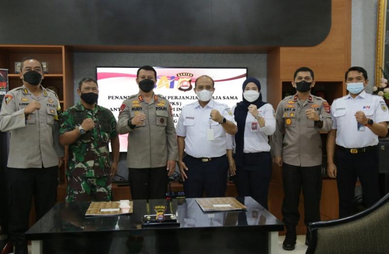 Penandatanganan perjanjian kerjasama (PKS) dilakukan oleh Executive Vice President Daop 1 Jakarta, Suryawan Putra Hia dan Kapolda Banten, Irjen Pol. Rudy Heriyanto di Kantor Polda Banten.