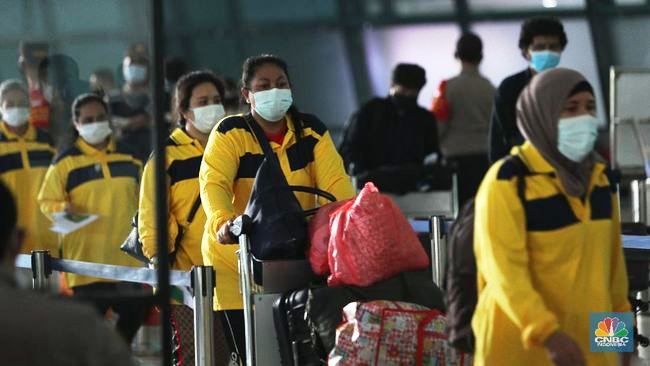 Pekerja Migran Indonesia (PMI) tiba dari Malaysia di Bandara Soekarno-Hatta. (Foto.Dok.CNBC Indonesia)