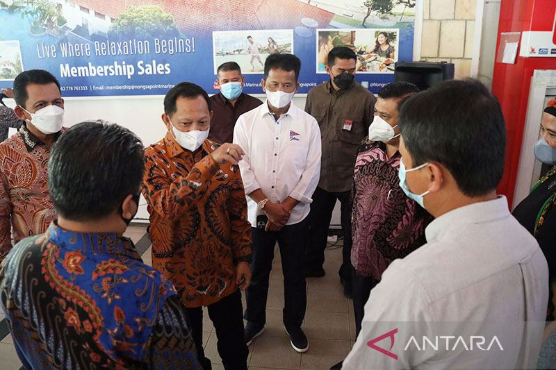 Mendagri Tito Karnavian dan rombongan berkunjung ke Batam, Kepulauan Riau, Jumat  (15/4/2022). (Foto:ANTARA)