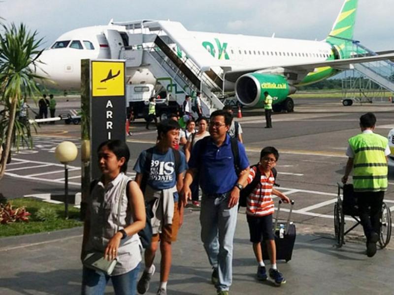 Penumpang berjalan kaki setelah turun dari pesawat di Bandara Internasional Yogyakarta (YIA). (Ist.)