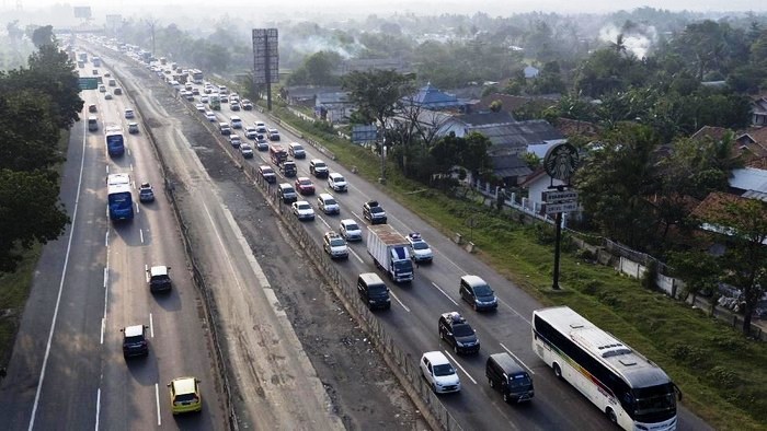 Ilustrasi kendaraan memadati Jalan Tol Jakarta-Cikampek. (Foto:Dok.detik.com)